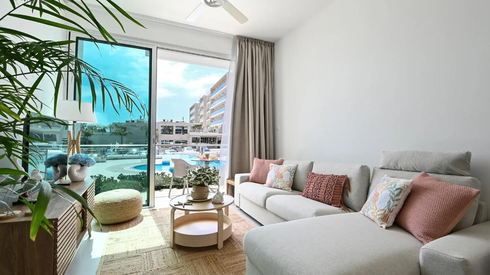 Crystal Coast Apartment Protaras 0*,